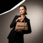 زنی شیک با کیف چرم